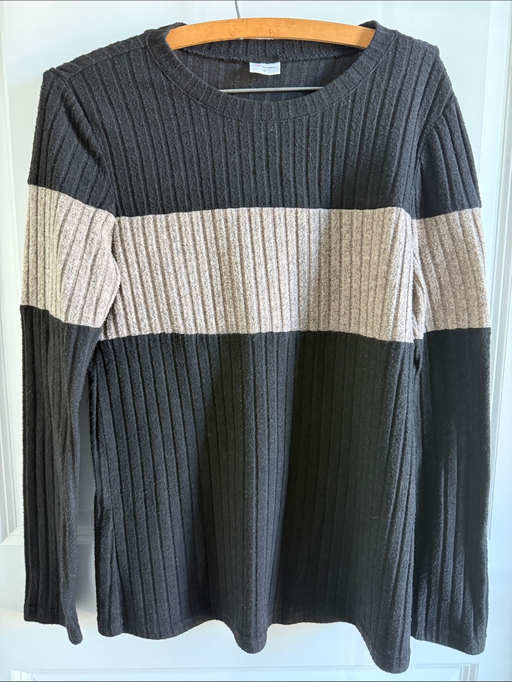 Women's Ribbed Crewneck Colorblock Sweater in Black and Cream